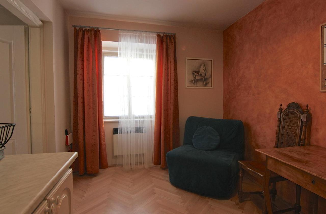 Apartment Cosy Rustic 1 Bedroom In Mala Strana